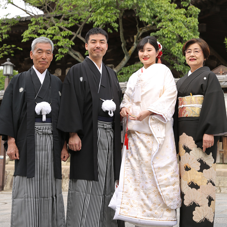 写真：白無垢姿の花嫁と留袖・羽織袴の御親族