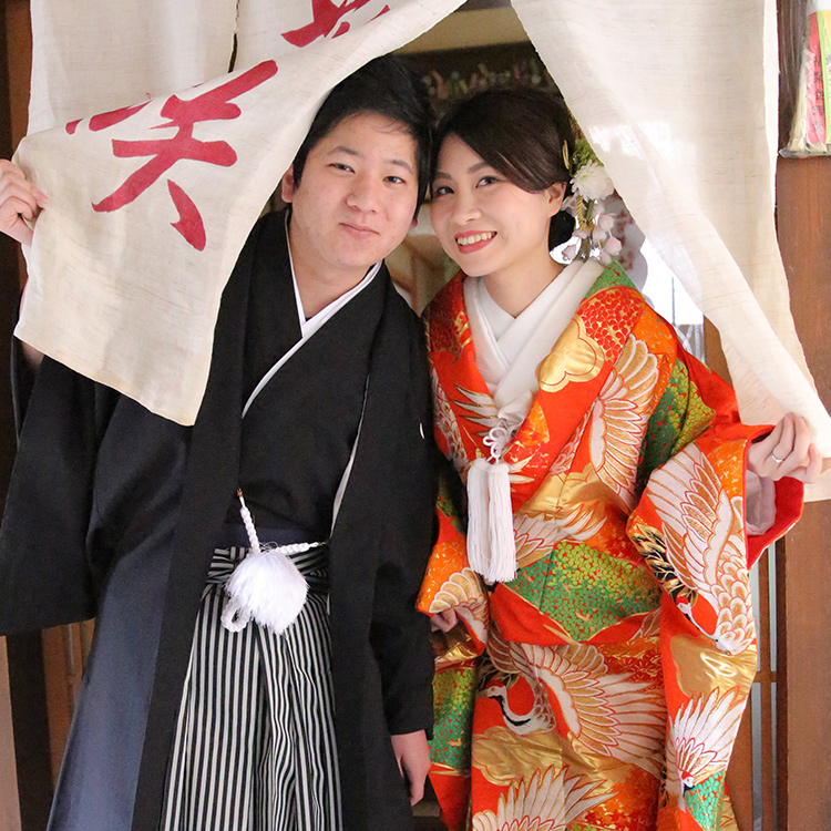 写真：色打掛・羽織袴姿の新郎新婦